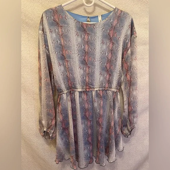 Printed flowy dress with bell sleeves! - Picture 3 of 3